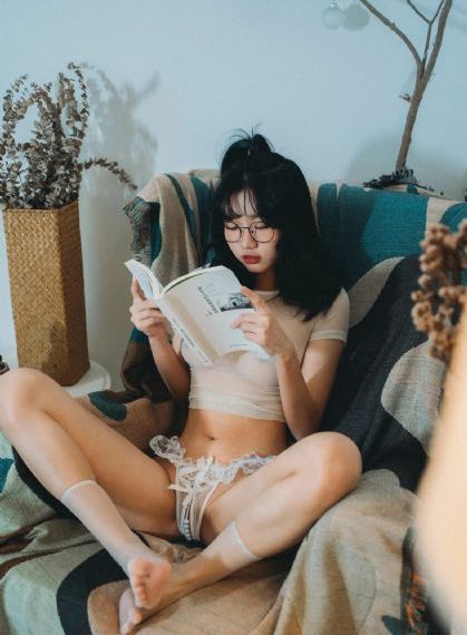 岳故意装睡让我挺进去的电影